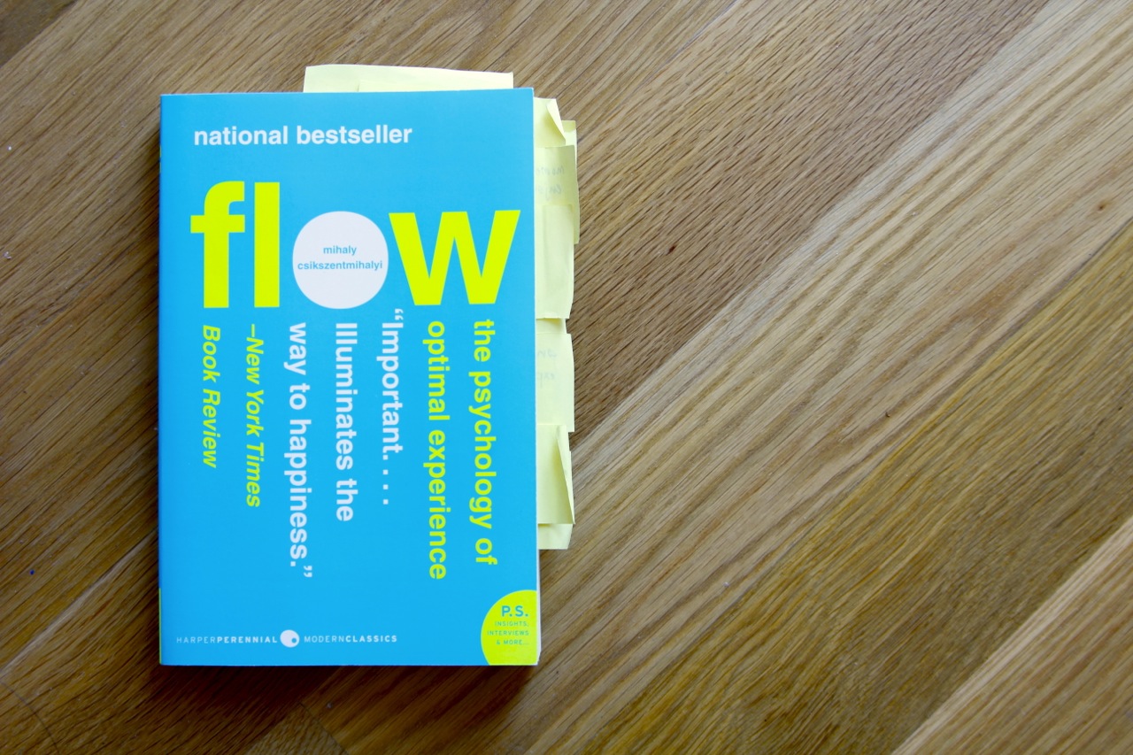 In the book “Flow: The Psychology of Optimal Experience”, the phenomenon is said to have these major components: Bite-sized tasks, ability to concentrate, clear goals and immediate feedback, removal of stress, a sense of control, a stronger sense of self upon emergence, and an altered sense of time.